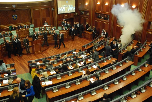 Kosova Meclisi'nde yeniden gaz bombası atıldı