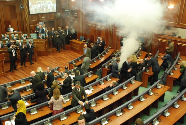 Kosova Meclisi'nde yeniden gaz bombası atıldı