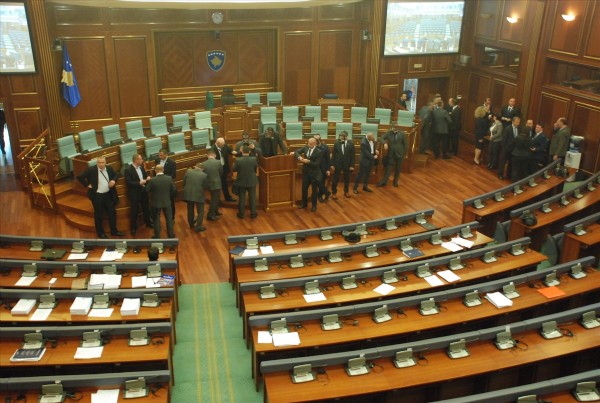 Kosova Meclisi'nde yeniden gaz bombası atıldı
