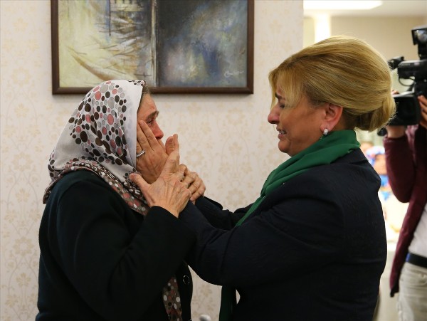 Sare Davutoğlu'ndan şehit aileleriyle duygusal buluşma