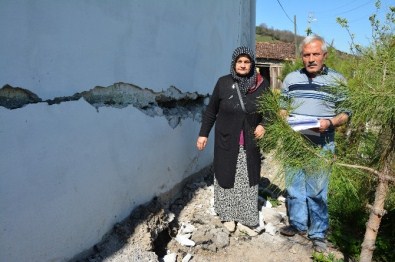 Heyelan Sebebiyle Evlerini Boşaltmak Zorunda Kalan Aile Yardım Bekliyor