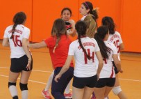 Kadın Voleybolcular Tekme Tokat Kavga Etti