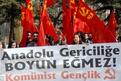 Komünist Gençlik Üyeleri, Polisin Müdahalesini Protesto Etti