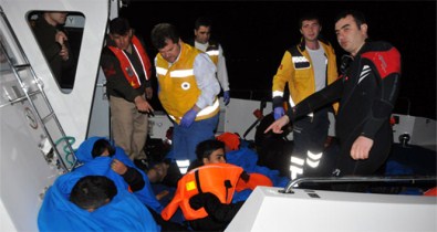 Mültecileri Taşıyan Tekne Battı Açıklaması 5 Ölü