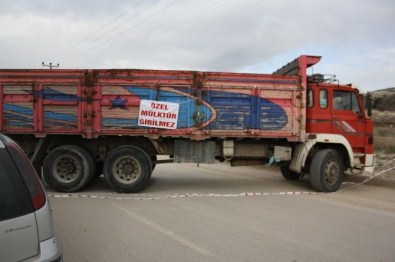 Sahipleri, İçinden Yol Geçen Özel Mülklerini Tır Ve Kamyonla Trafiğe Kapattı