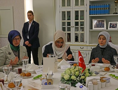 Sare Davutoğlu'ndan şehit aileleriyle duygusal buluşma