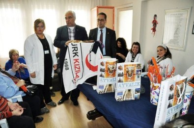 Sokak Çocukları İçin Örüyorlar