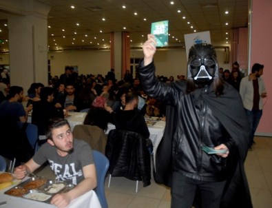 Üniversite Öğrencilerinden 'Darth Vader' Temalı Festival Duyurusu