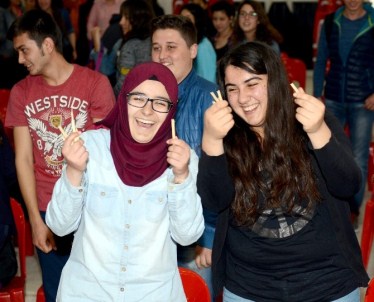 YGS Öncesi Kalem Kırıp, Dilek Balonu Uçurarak Stres Attılar