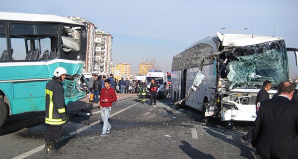 İki Otobüsü Çarpıştı: 1 Ölü, 30 Yaralı