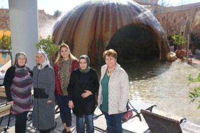 Merkezefendili Kadınlar Sıcak Suyla Buluşmaya Devam Ediyor