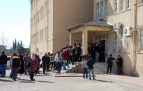EMNİYET BİRİMİ - Adıyaman'da Öğrenciler Sınavdan, Veliler Heyecandan Terledi