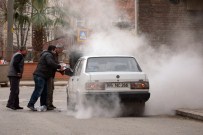 YANGIN TÜPÜ - Alev Alan Otomobil Son Anda Söndürüldü