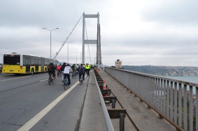 Boğaziçi Köprüsü'nden Bisikletle Geçerek Tıp Bayramı'nı Kutladılar