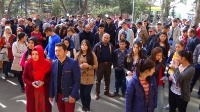 Yozgat'ta Öğrenciler Sınavda, Aileler Dışarıda Ter Döktü
