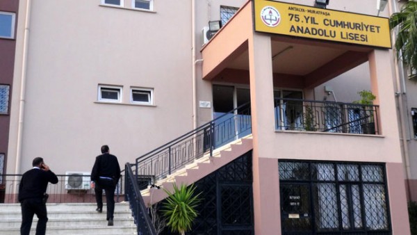 YGS'ye gireceği okulda kilitli kaldı