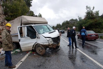 Antalya'da Trafik Kazası Açıklaması 5 Yaralı