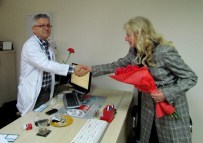 TıP BAYRAMı - CHP'li Kadınlardan Doktorlara Kırmızı Karanfil