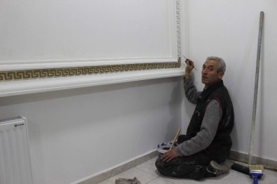 İbrahim Usta Fırça Atarak Ekmek Kazanıyor