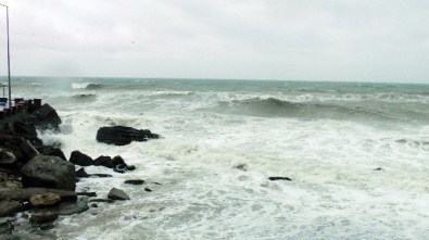 Karadeniz'de Dalga Boyu 5 Metreyi Geçti