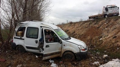Sandıklı'da Trafik Kazası, 2 Kişi Yaralandı