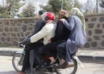 TEHLİKELİ YOLCULUK - 2 teker 4 insan