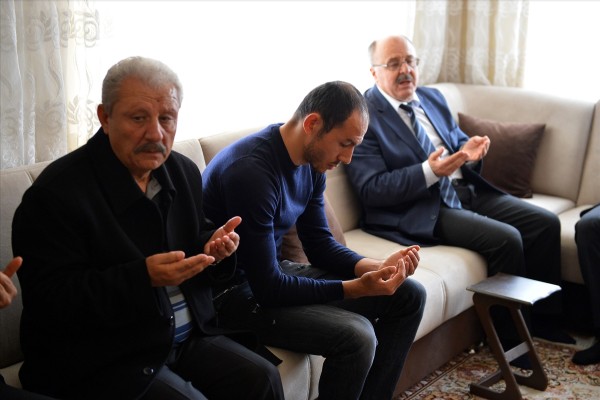 Umut Bulut baba evinde taziyeleri kabul etti