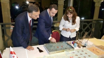 Büyükşehir'in Ebru Öğrencisi Gürcistan Başbakanına Ebru Yaptırdı