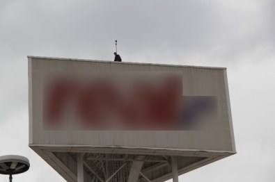 Eşinden ayrıldı soluğu tabelanın üstünde aldı