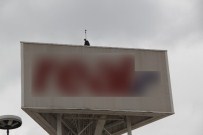 Eşinden ayrıldı soluğu tabelanın üstünde aldı