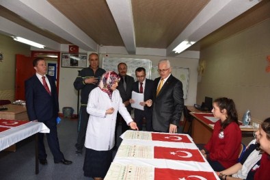 İşitme Engelli Öğrenciler, Yüzlerce Türk Bayrağı Dikti