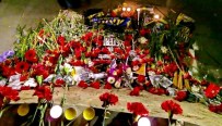 OTOBÜS SEFERLERİ - Kızılay'daki Saldırıda Ölenlerin Anısına Karanfil Bırakıldı
