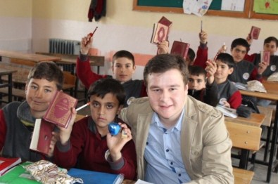 Köy Okulu Öğrencilerine Kur'an-I Kerim Meali Hediye Ettiler