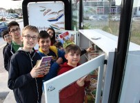 OTOBÜS DURAĞI - Otobüs Beklerken Kitap Okuyorlar