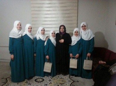 Vali Kahraman'ın Eşi Muhsine Kahraman Hafızlığını Tamamlayan Öğrencileri Unutmadı