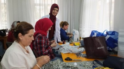Burhaniye'de Kadın Kursiyerler Sergiye Hazırlanıyor