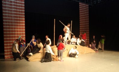 Erdemli Belediyesi Şehir Tiyatrosu Gülnarlı Sanatseverlerle Buluştu