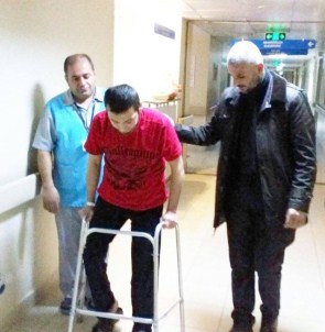 Hastane Personeli Yaralı Türkmen Savaşçıya Protez Bacak Aldı