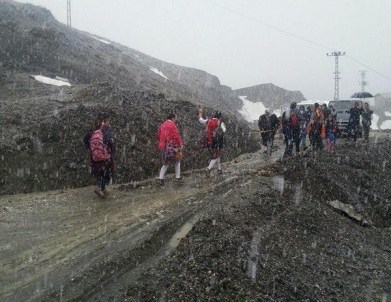 Şiddetli Yağışlar Belde Yolunu İkiye Böldü