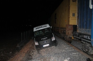 Yük Treniyle Minibüs Çarpıştı Şans Eseri Yaralanan Olmadı