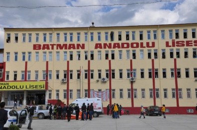 5'İnci Katından Atlayan Öğrenci Başka Bir Öğrencinin Üzerine Düştü