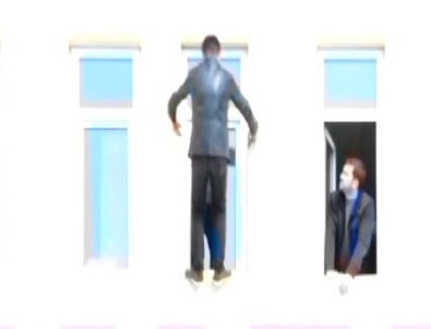 5'inci kattan atlayan öğrenci başka bir öğrencinin üzerine düştü