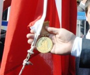 DARPHANE - 'Çanakkale Geçilmez' Yazılı Altın Madalya, Türk Bayrağıyla Buluşacak