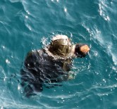 İLGİNÇ GÖRÜNTÜ - Denizde Erkek Cesedi Bulundu