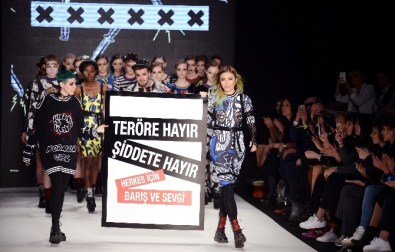 İstanbul Moda Haftası'nda Dikkat Çeken Terör Mesajı