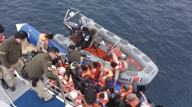 İzmir'de 54 Kaçak Göçmen Yakalandı