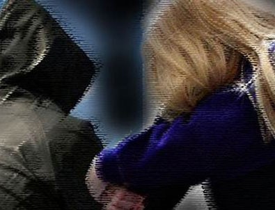 Öz kızını çıplak fotoğraflarıyla taciz etti