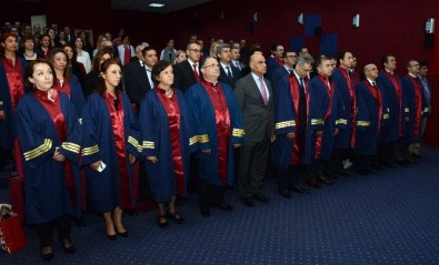 Profesörlüğe Ve Doçentliğe Yükselen Doktorlar Cübbe Giydi