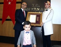 Şehit Polisin Ailesine Devlet Övünç Madalyası Ve Beratı Verildi