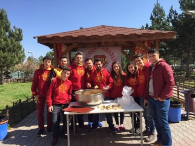 Bilecik Ultraslan Üni Grubu Şehitlerin Anısına Helva Dağıttı